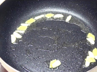 8、牛柳海鲜菇,锅底留油，炒香姜蒜