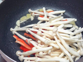 9、牛柳海鲜菇,下入海鲜菇和红辣椒