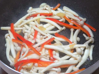 10、牛柳海鲜菇,把海鲜菇炒至断生