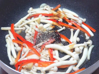 11、牛柳海鲜菇,加入耗油，老抽，盐，糖，味精，黑胡椒碎调味