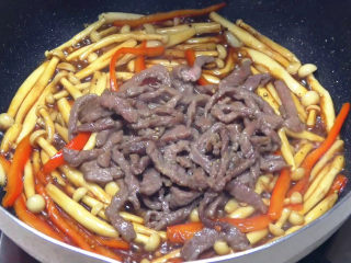 13、牛柳海鲜菇,下入牛柳