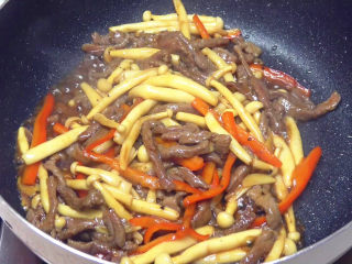 14、牛柳海鲜菇,翻炒片刻