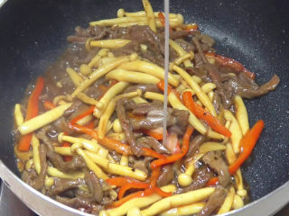 15、牛柳海鲜菇,加入水淀粉勾芡