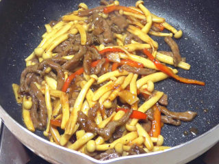 16、牛柳海鲜菇,最后翻炒片刻即可