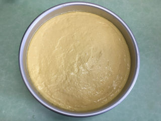 12、8寸芒果慕斯蛋糕,然后再铺上一片蛋糕坯，将剩下的芒果慕斯液倒入模具里，抹平，轻震几下模具震出气泡后放入冰箱冷藏4个小时以上，也可以晚上做好放冰箱冷藏一夜