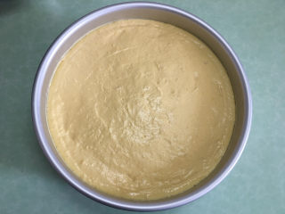 14、8寸芒果慕斯蛋糕,从冰箱中取出冷藏好的慕斯蛋糕。