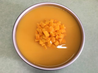 16、8寸芒果慕斯蛋糕,将凉了的橙汁吉利丁液倒入慕斯蛋糕上.放冰箱再冷藏两个小时。