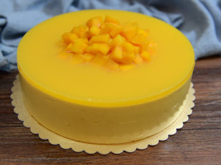 17、8寸芒果慕斯蛋糕,冷藏好进行脱模。脱模可以用电吹风机吹十几秒糕模具外侧，然后再脱模。