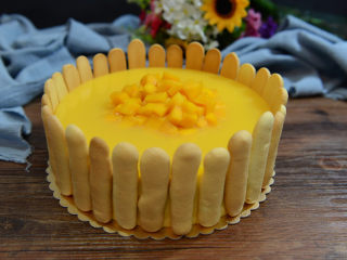 18、8寸芒果慕斯蛋糕,在慕斯蛋糕周围围上一圈手指饼干，蛋糕也很漂亮。