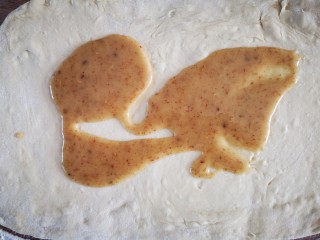 15、香酥椒盐饼,倒上油酥