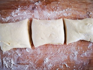 17、香酥椒盐饼,将面饼卷成卷后切成小块