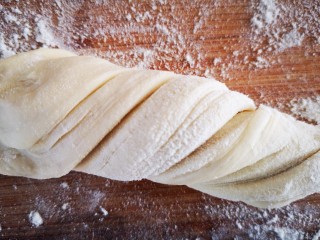 18、香酥椒盐饼,取一块用双手分别捏住两端后反方向扭转(如图)