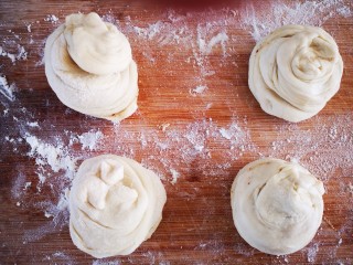 19、香酥椒盐饼,扭转后竖着放在案板上并稍微按压一下