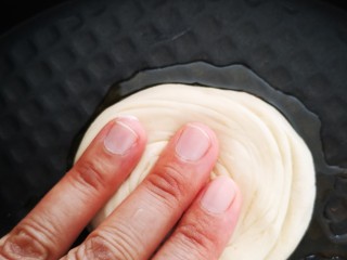 20、香酥椒盐饼,电饼铛预热后放入少许植物油,将图十九中的面芥子依次放入电饼铛中,并用手按压成小饼