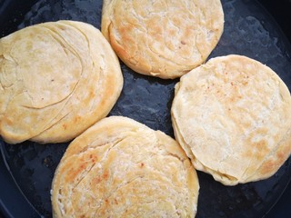 23、香酥椒盐饼,1分钟后开盖并翻面继续煎