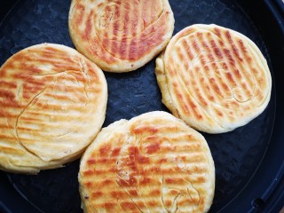 24、香酥椒盐饼,煎至两面金黄