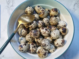 5、五香鹌鹑蛋,用勺子敲破蛋壳备用