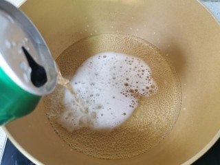 6、五香鹌鹑蛋,锅内倒入一罐啤酒