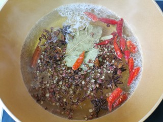 7、五香鹌鹑蛋,放入香料