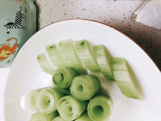 9、无油凉拌开胃黄瓜-可做减肥晚餐,摆放在圆柱体四周。