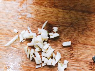 11、无油凉拌开胃黄瓜-可做减肥晚餐,3颗蒜头去皮切碎。