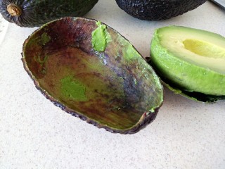 4、#感恩节食谱#牛油果烤鸡肉-酸奶酪沙拉,果皮完整，这种果子成熟度刚刚好，果皮留着一会有用????