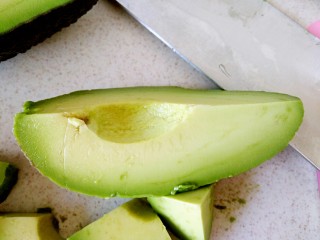 5、#感恩节食谱#牛油果烤鸡肉-酸奶酪沙拉,取其中的一半，分成两半