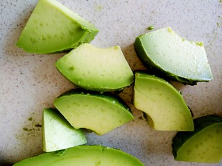 6、#感恩节食谱#牛油果烤鸡肉-酸奶酪沙拉,再切成小块，大小不限制