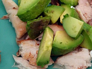 9、#感恩节食谱#牛油果烤鸡肉-酸奶酪沙拉,牛油果肉和鸡肉放大碗里