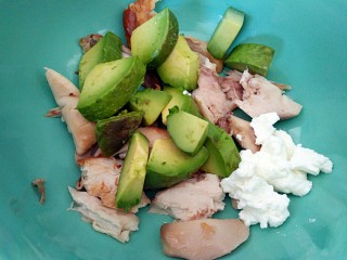 11、#感恩节食谱#牛油果烤鸡肉-酸奶酪沙拉,加入大碗里，量随便放，根据自己的口味需求来放