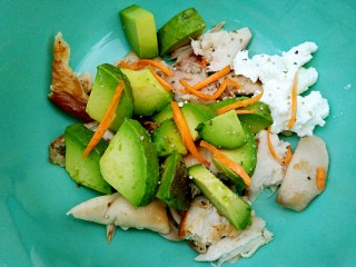 13、#感恩节食谱#牛油果烤鸡肉-酸奶酪沙拉,再淋入少许橄榄油撒少丢丢胡萝卜丝提色