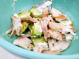 14、#感恩节食谱#牛油果烤鸡肉-酸奶酪沙拉,拌匀即可食用啦！超级美味！超级营养的牛油果奶酪烤鸡肉做好了！喜欢么？