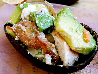 15、#感恩节食谱#牛油果烤鸡肉-酸奶酪沙拉,看果皮用处来了，盛入果皮里