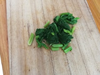 4、翡翠肠粉,捞出挤干水份，切小段