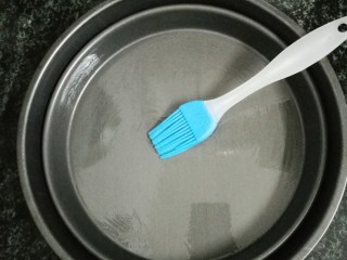 8、翡翠肠粉,取平底披萨盘，刷一层薄薄的色拉油