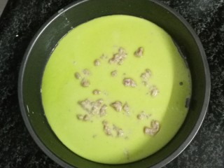 9、翡翠肠粉,勺入一勺菠汁肠粉浆，轻轻转动盘子使它铺满，放上少许肉沫，肉沬这步可以略去