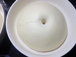 4、奶香蜜豆包,发到约两倍大,用手指沾面粉戳个洞,不塌陷不回缩即可。