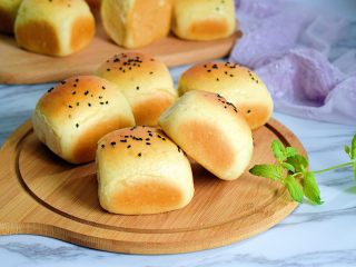 9、奶香蜜豆包,柔软的小小个面包,淡淡的奶香味,甜润的自制红豆粒,忍不住啃了一个又一个。