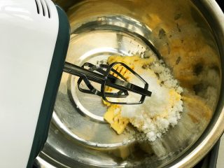 2、芒果曲奇,黄油室温软化,加入细砂糖打发至颜色变浅;