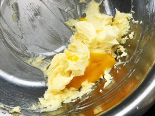 3、芒果曲奇,加入蛋黄后,打至与黄油完全融合的状态;