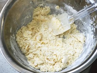 5、芒果曲奇,用刮刀搅拌均匀至雪花状;