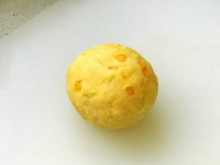 7、芒果曲奇,用手捏成光滑面团;