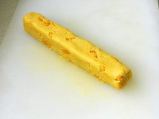 8、芒果曲奇,用手或者模具把圆面团整成长条面团;