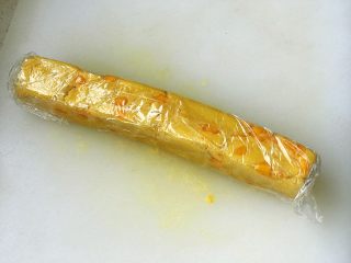 9、芒果曲奇,包上保鲜膜,放进冰箱冷冻室,冷冻1个小时;