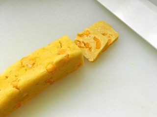 10、芒果曲奇,把冻成形的长条面团切成厚度一致的小块;