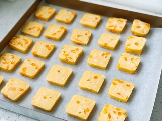 11、芒果曲奇,整齐摆放在铺了烘焙纸的烤盘里;