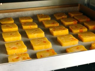 12、芒果曲奇,放进预热好的烤箱中层;