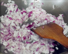 1、菊花大披萨,洋葱切碎，锅里倒少许的色拉油，洋葱放入翻炒