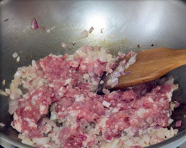 2、菊花大披萨,将肉糜加入翻炒至变色