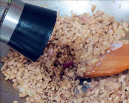 3、菊花大披萨,加适量调料炒熟